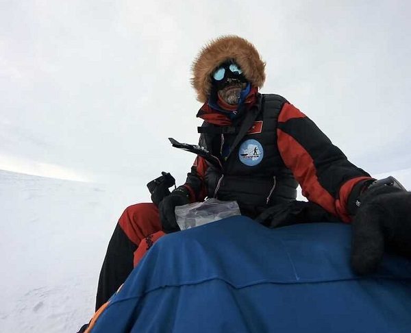 Antarktika’ya uzanan zorlu yolculuğunda yolu yarılamak üzere